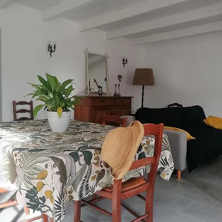 Des Abeilles Holiday home